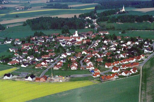 Binabiburg am 7. Mai 2003 aus der Vogelperspektive